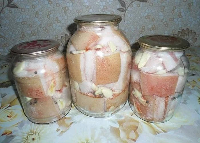 

Консервированное сало в банке