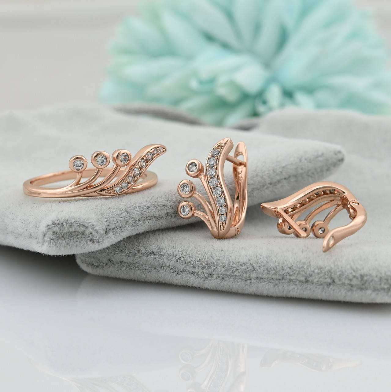 

Набор Xuping 30386 кольцо + серьги 17х10 мм белые фианиты позолота РО размер 16