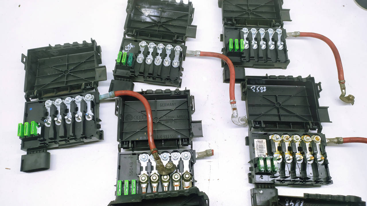 

Блок предохранителей аккумулятора Golf 4 Volkswagen Гольф 4 Фольксваген 1j0937550ab