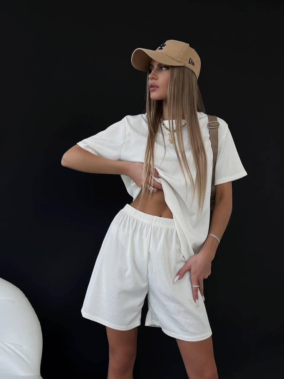 

Повседневный базовый летний женский костюм oversize в рубчик: шорты и футболка, Белый