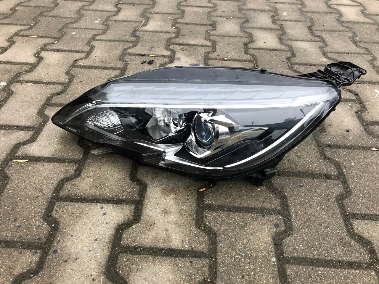 

Фара PEUGEOT 308 II T9 Рестайл Ліва 9816990680 под заказ 2-4 дн