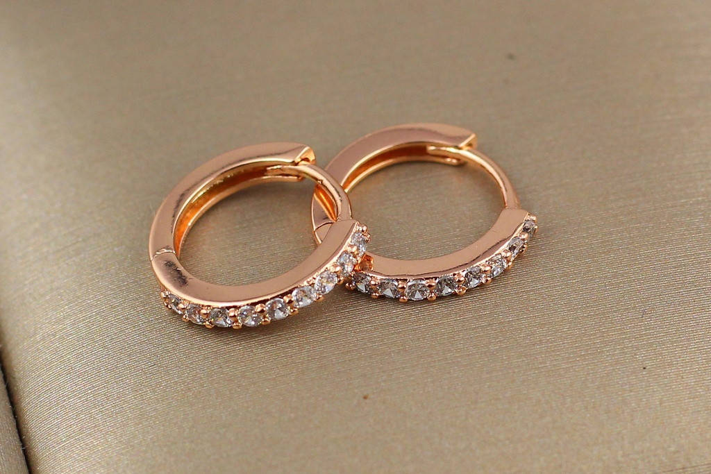 

Серьги Xuping Jewelry колечки с камнями в один ряд 1,3 см золотистые