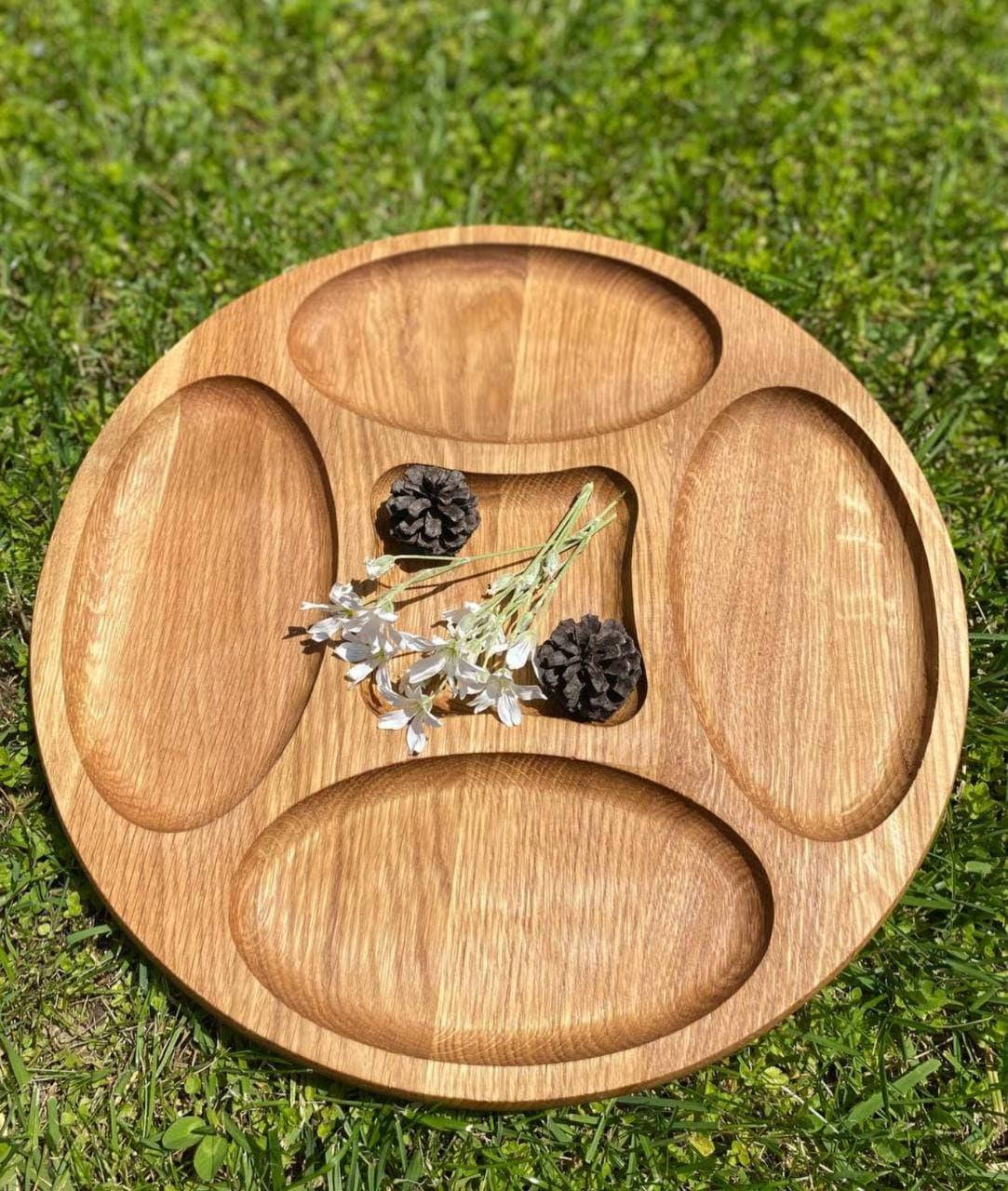 

Деревянная круглая менажница на 4 деления D30 см