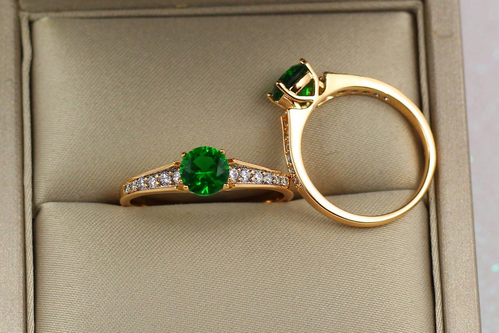 

Кольцо Xuping Jewelry с зеленым камнем р 19 золотистое