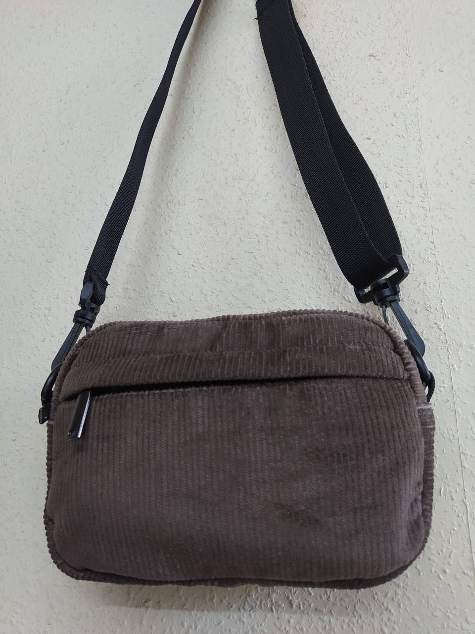 

Сумка вельветовая с ремнём. Светло - коричневая. 20*5, высота 13 см