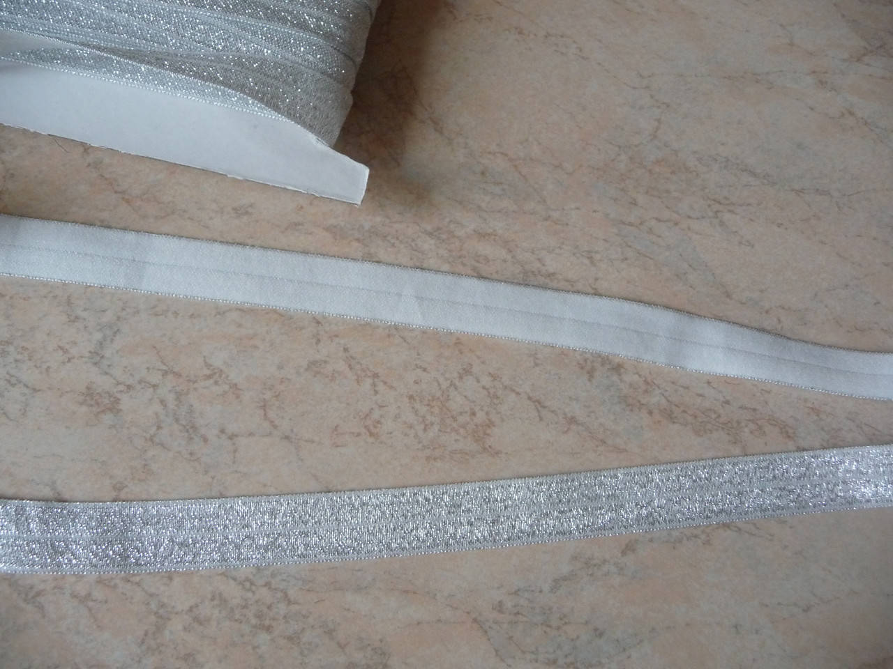 

Бейка резинка (лента стрейч) серебристая блестящая 1,5 см