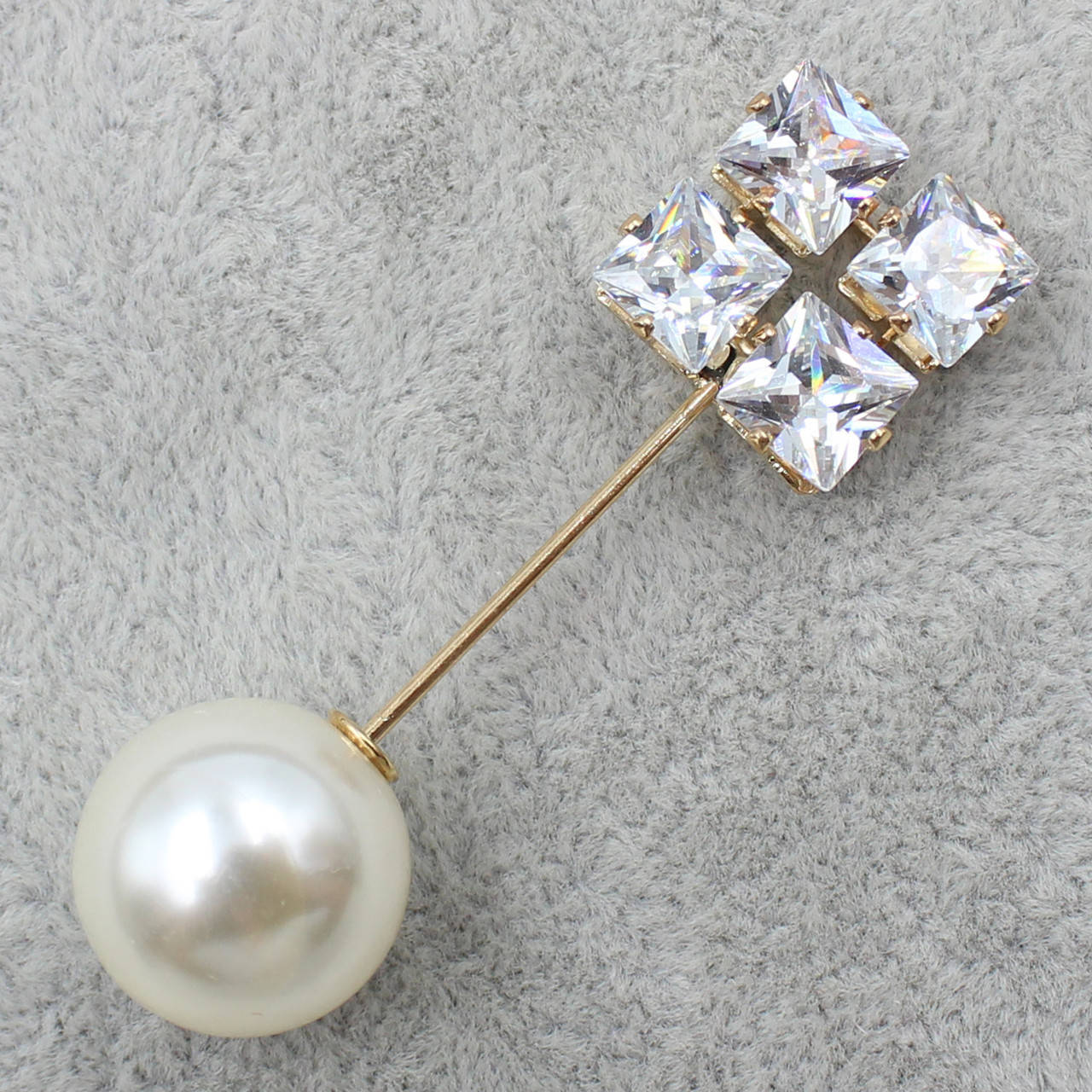 

Брошь золотистая с кристаллами и жемчугом размер изделия 6 см