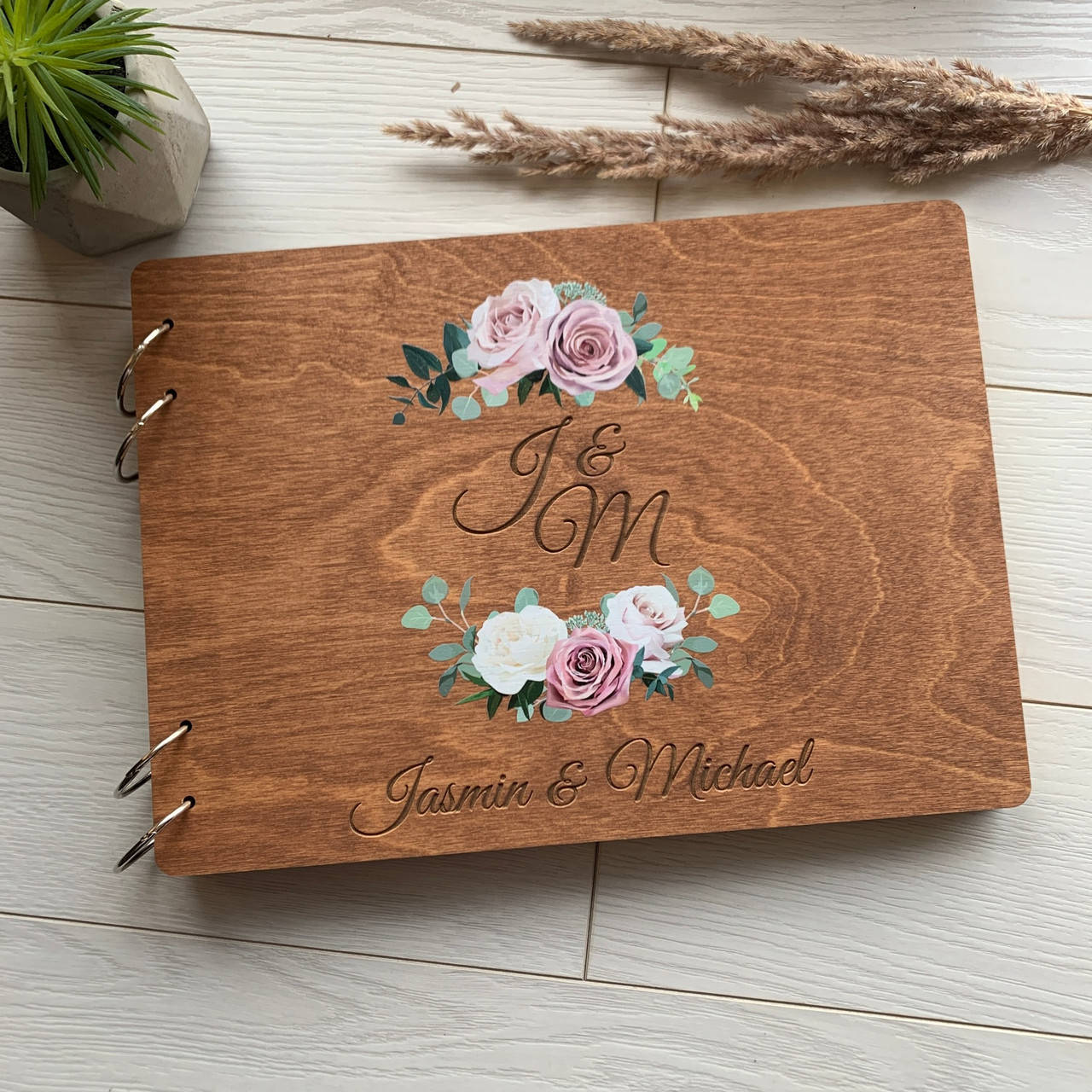 

Свадебный фотоальбом из дерева с индивидуальным дизайном