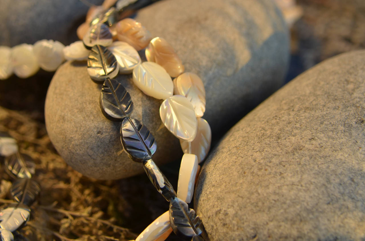 

Перламутр натуральный (листик) (бусины на нити) 12мм