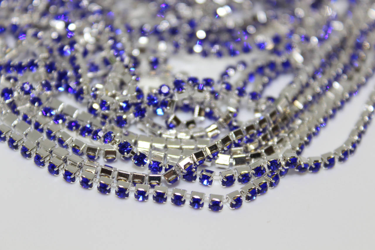 

Стразовая цепочка серебряная c синими камнями. ОТРЕЗ - 20см.