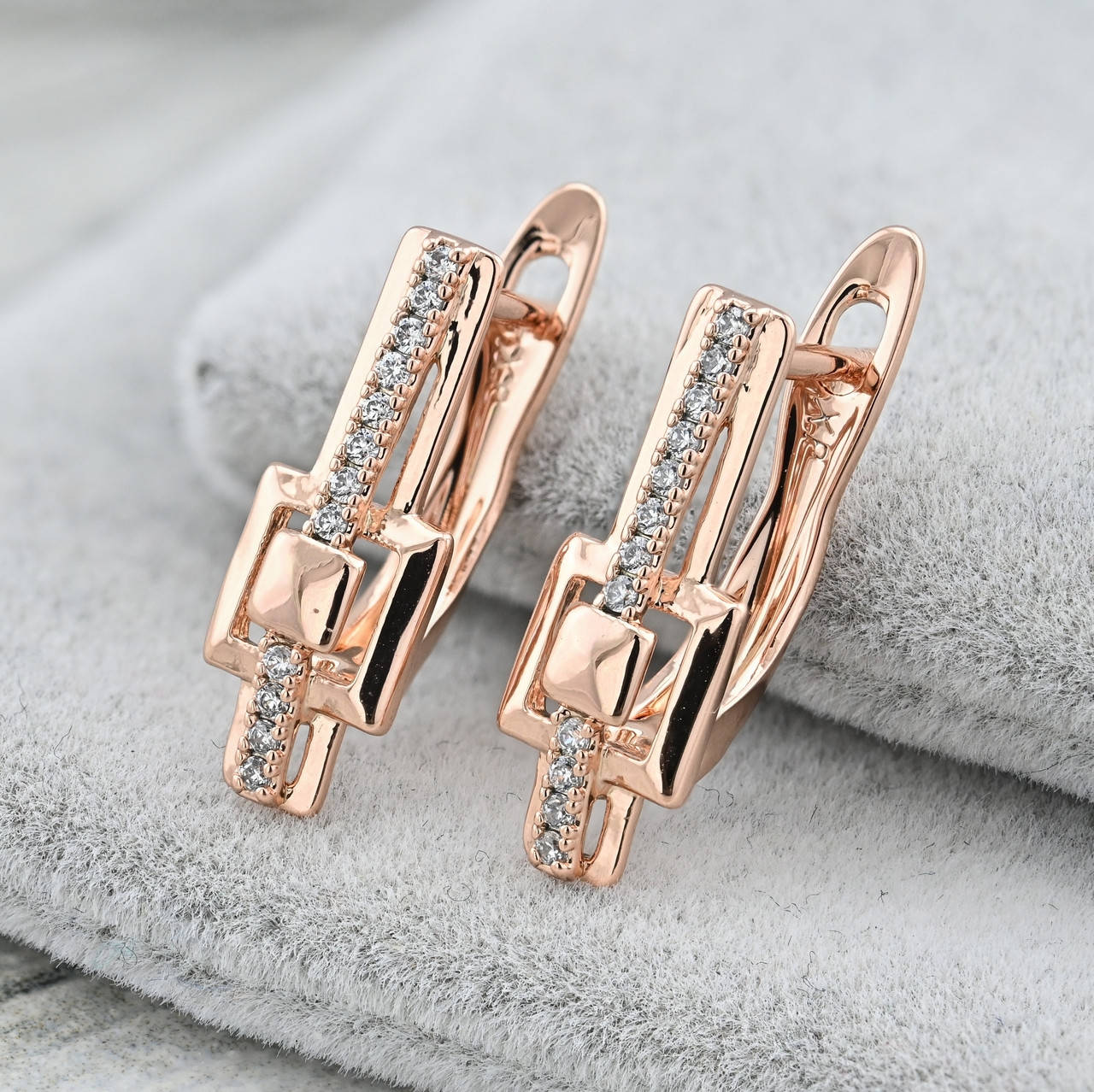 

Серьги Xuping 37403 размер 17х6 мм белые фианиты вес 1.8 г позолота РО