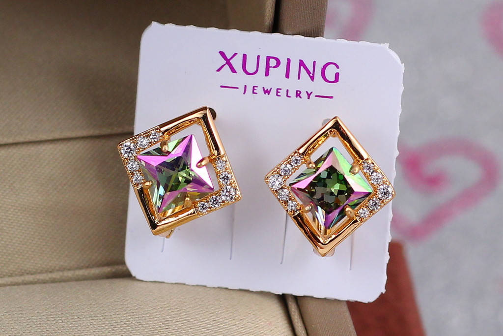 

Серьги Xuping Jewelry ромбик фианиты по бокам с камнем хамелеон 1.4 см золотистые