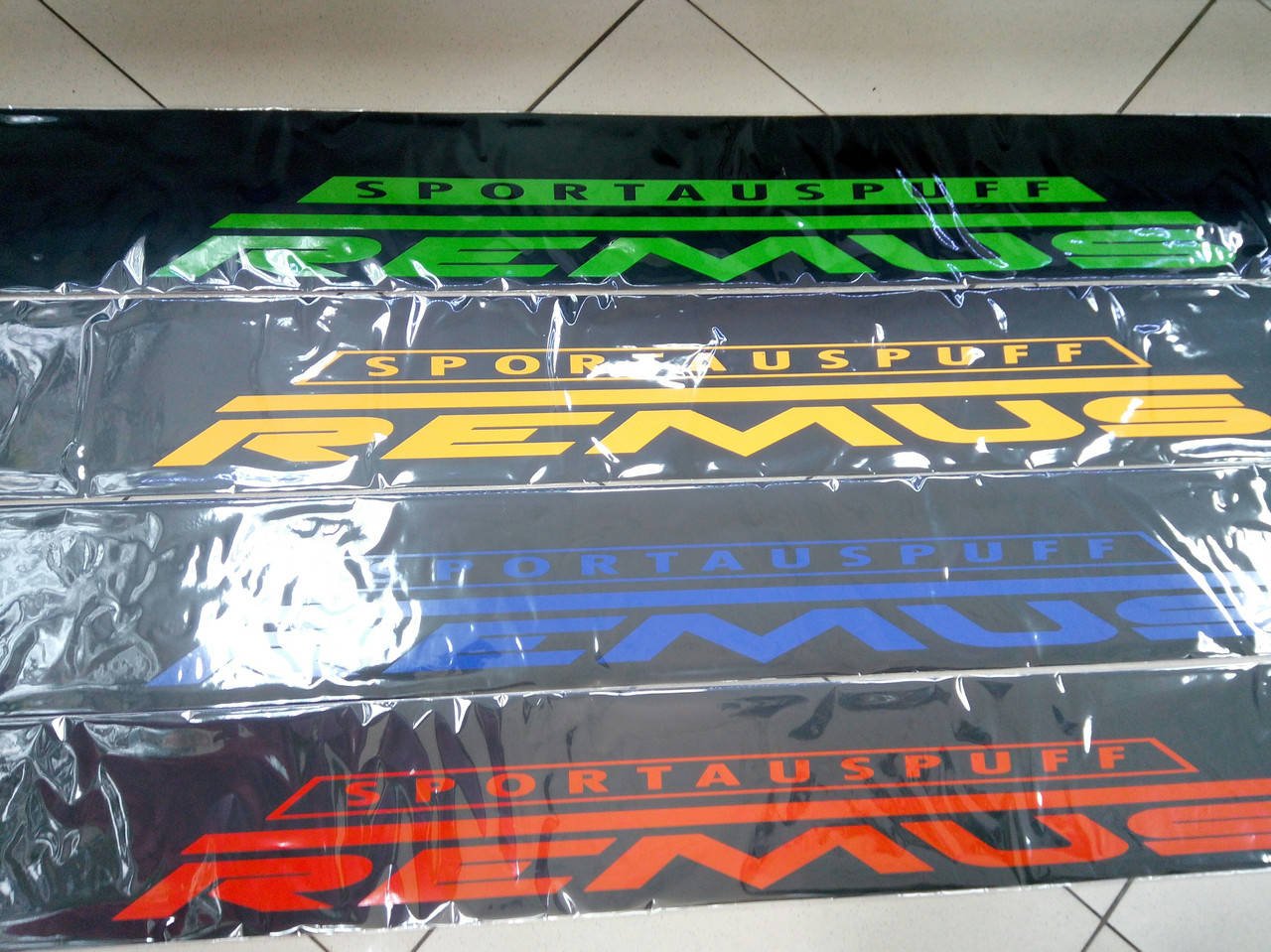 

Виниловые наклейки на лобовое стекло REMUS 135х17 см