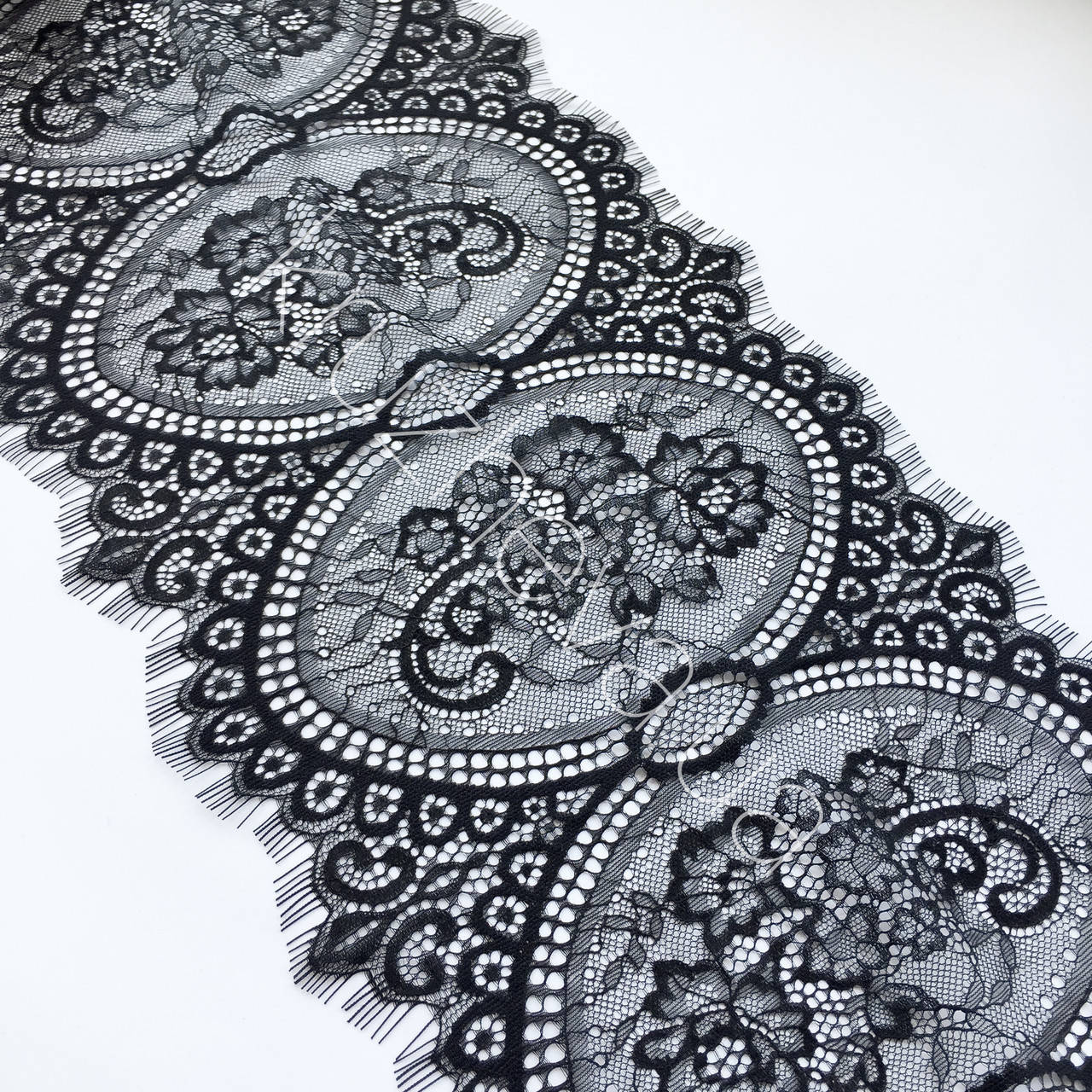 

Ажурное французское кружево шантильи (с ресничками) черного цвета шириной 22 см, длина купона 1,4 м., Черный