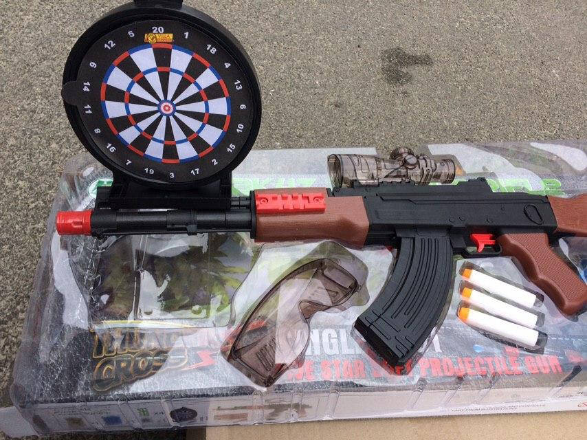 

Автомат на гелиевых шариках и присосках с мишенью 788-1