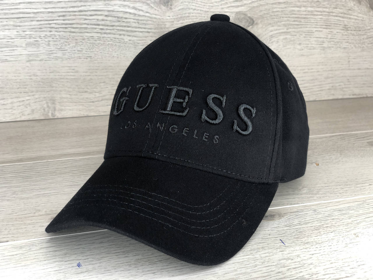 

Бейсболка Guess