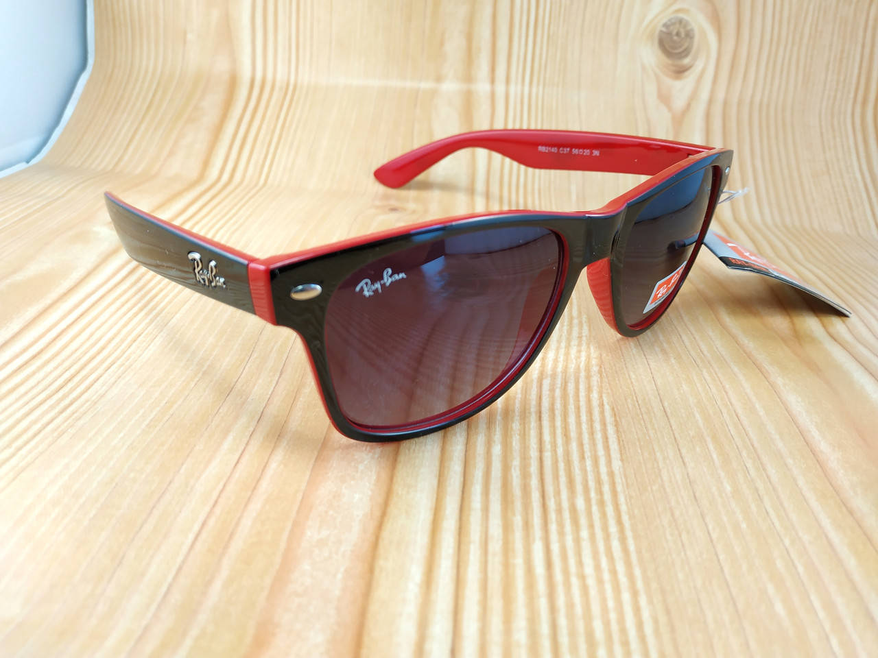 

Солнцезащитные очки Ray Ban Wayfarer - черные c красным ободком