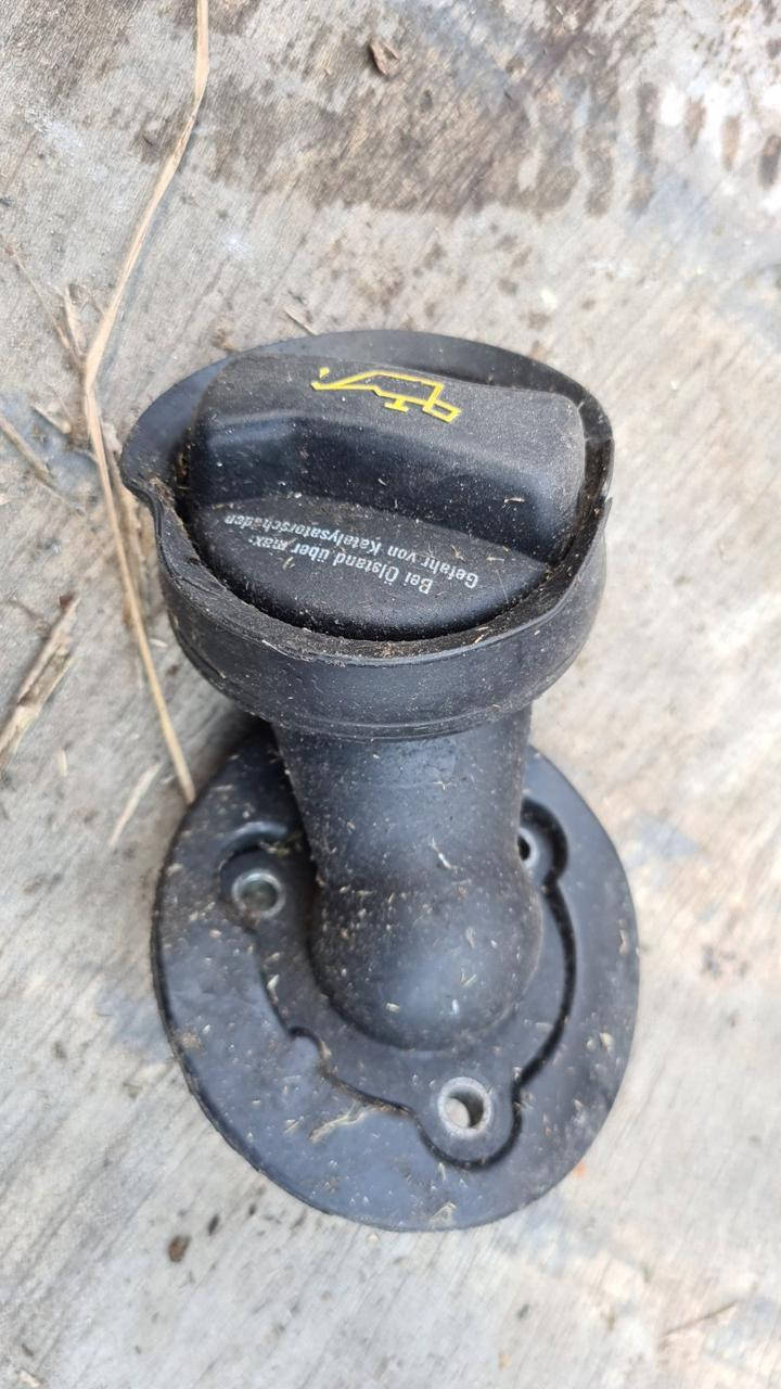

Крышка маслозаливной горловины VOLKSWAGEN TOUAREG 070115308F