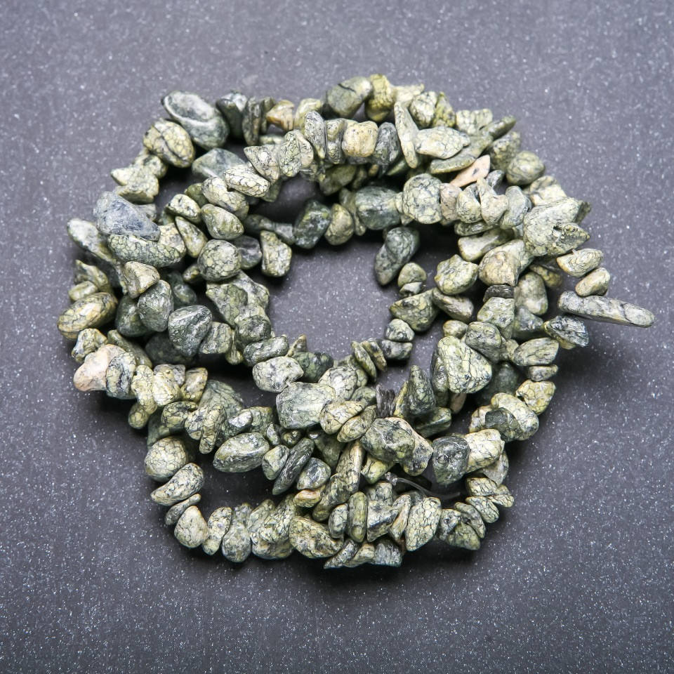 

Бусины Змеевик крошка d-7-8мм нитка L-85см