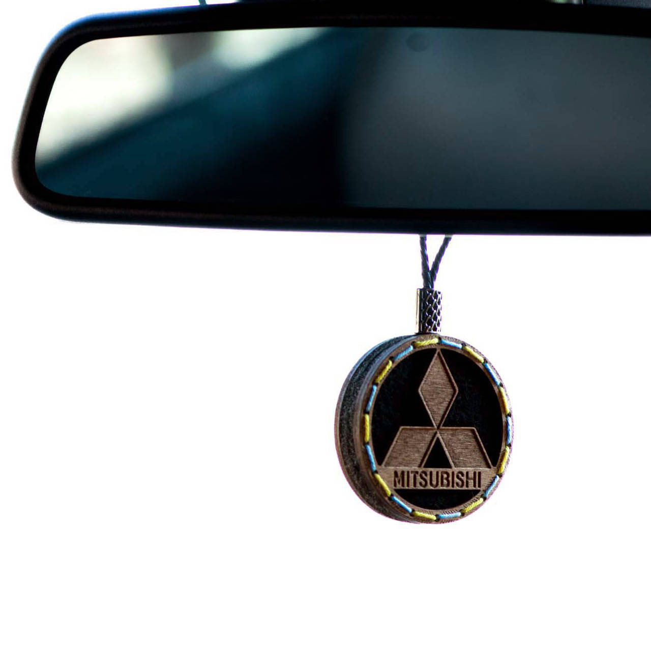 

Ароматизатор деревянный в машину Mitsubishi ручной работы, 6 см.