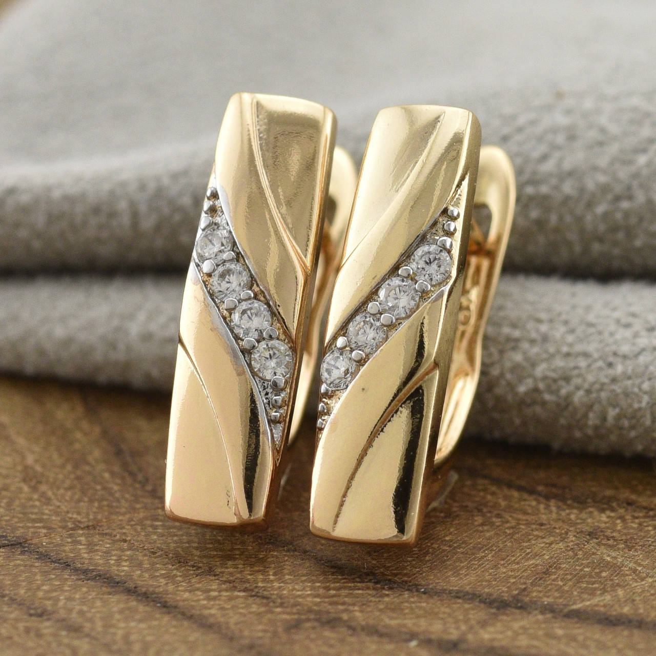 

Серьги Xuping 30645 размер 16х4 мм белые фианиты вес 2.3 г с родированием позолота 18К