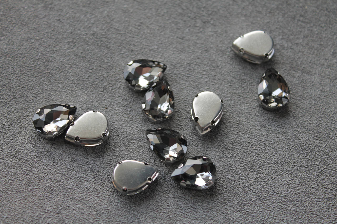 

Пришивной кристалл в цапе Капля, 10\14 мм, серый