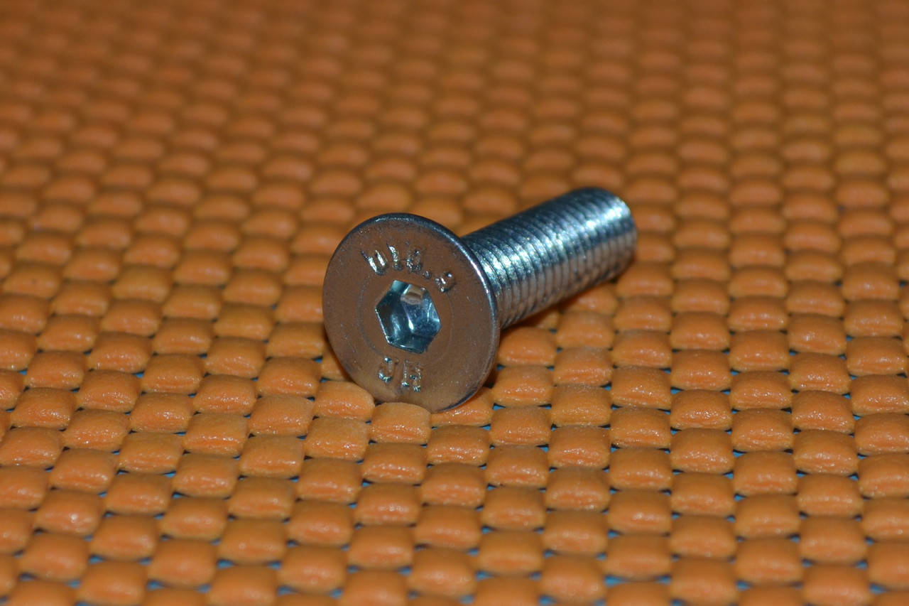 

Винт М5 DIN 7991 с потайной головкой и шестигранным шлицем, класс прочности 10.9