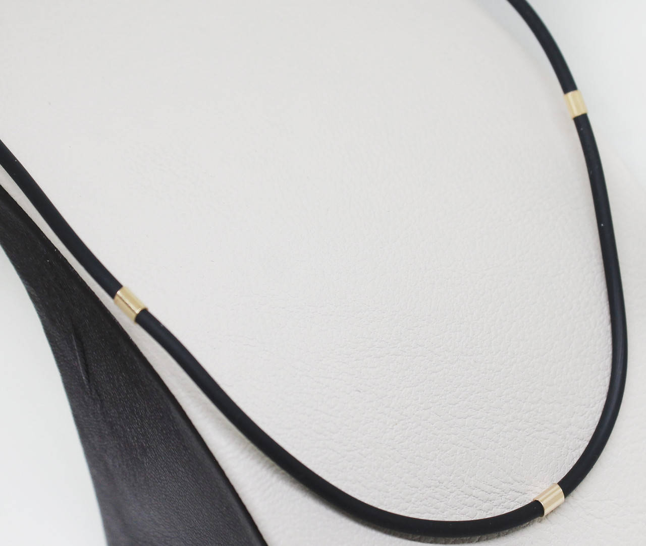 

Шнурок каучуковый с позолоченными вставками 46с007  3 г