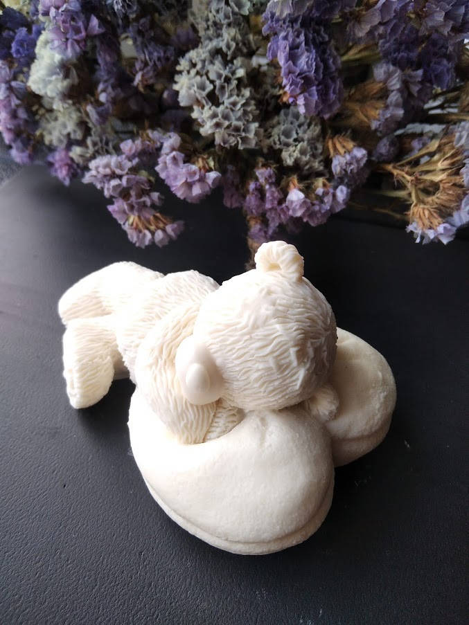 

Шоколадная фигурка "Мишка тедди на подушке сердце"