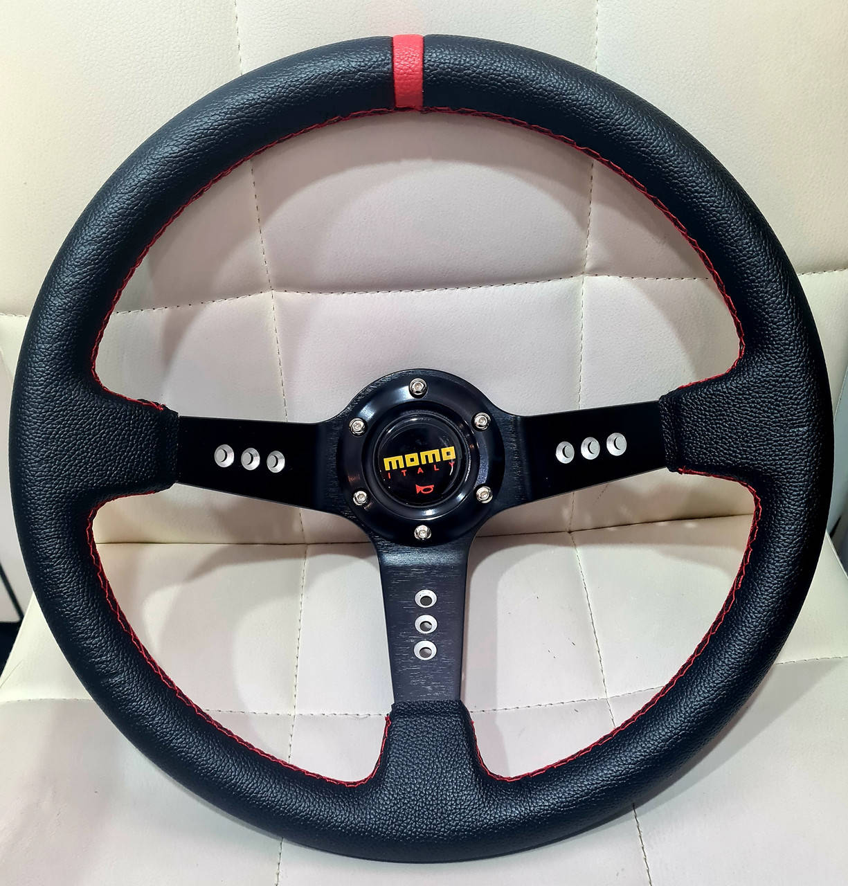 

Руль спортивный MOMO с выносом кожа под 6 болтов! Черный с красной нитью и вставкой, Качество! Спорт руль