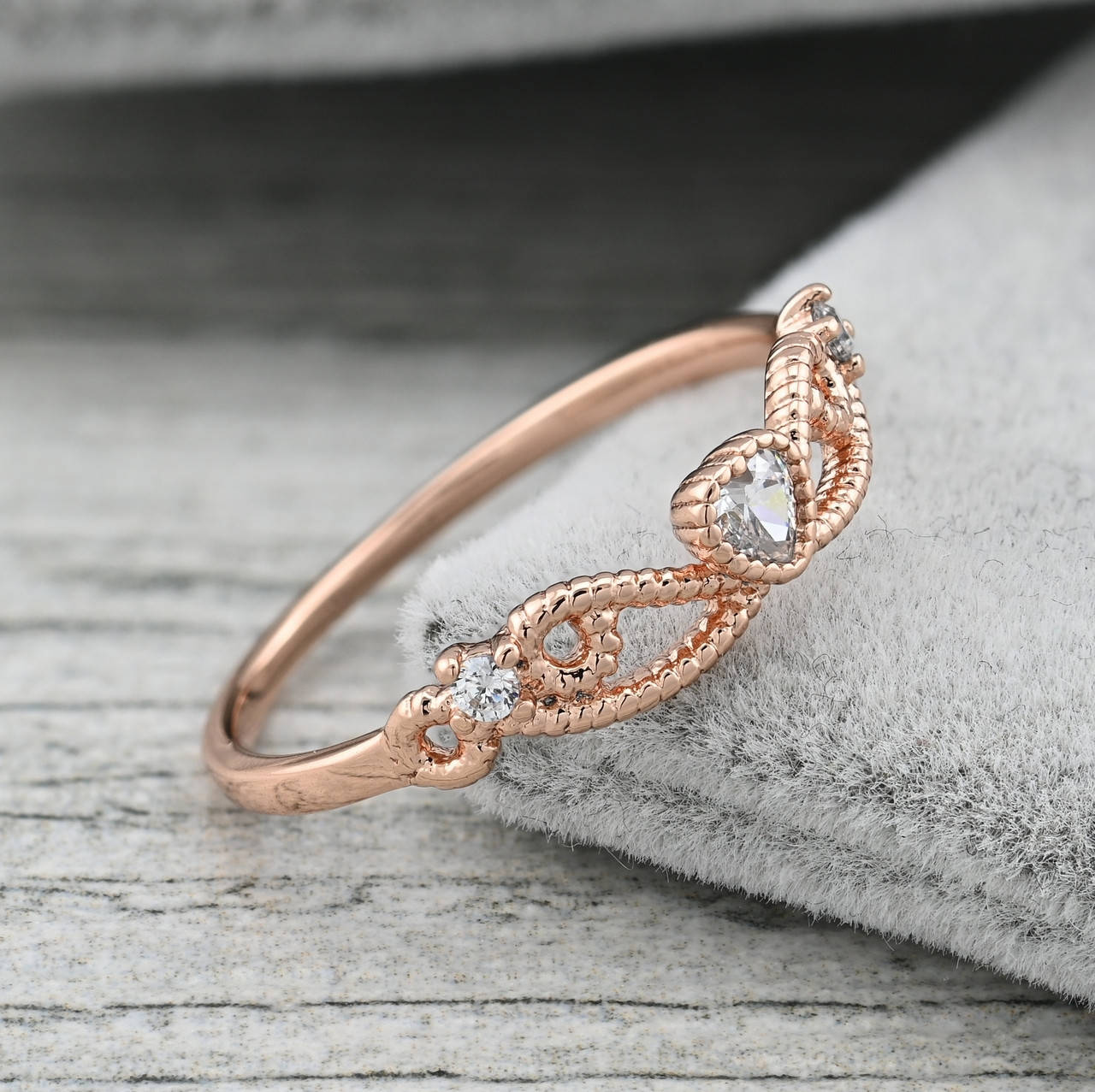 

Кольцо 35859 ширина 4 мм белые фианиты позолота РО размер 17