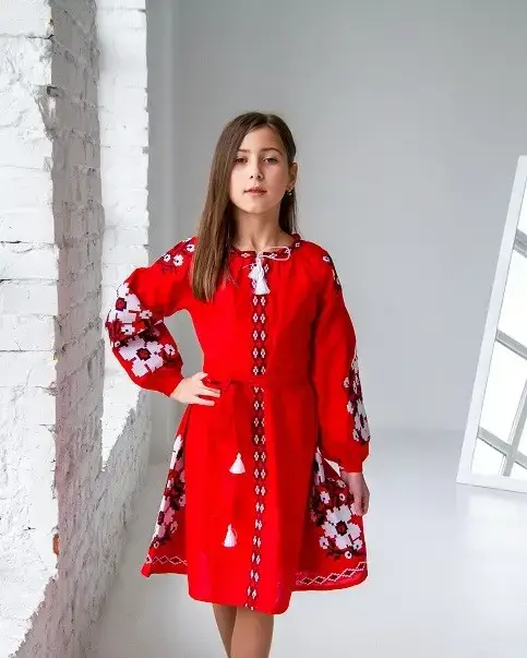 

Красное детское платье с вышивкой 152