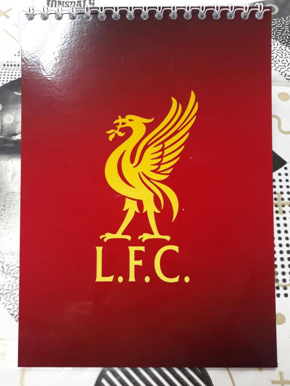 

Блокнот с символикой FC Liverpool.