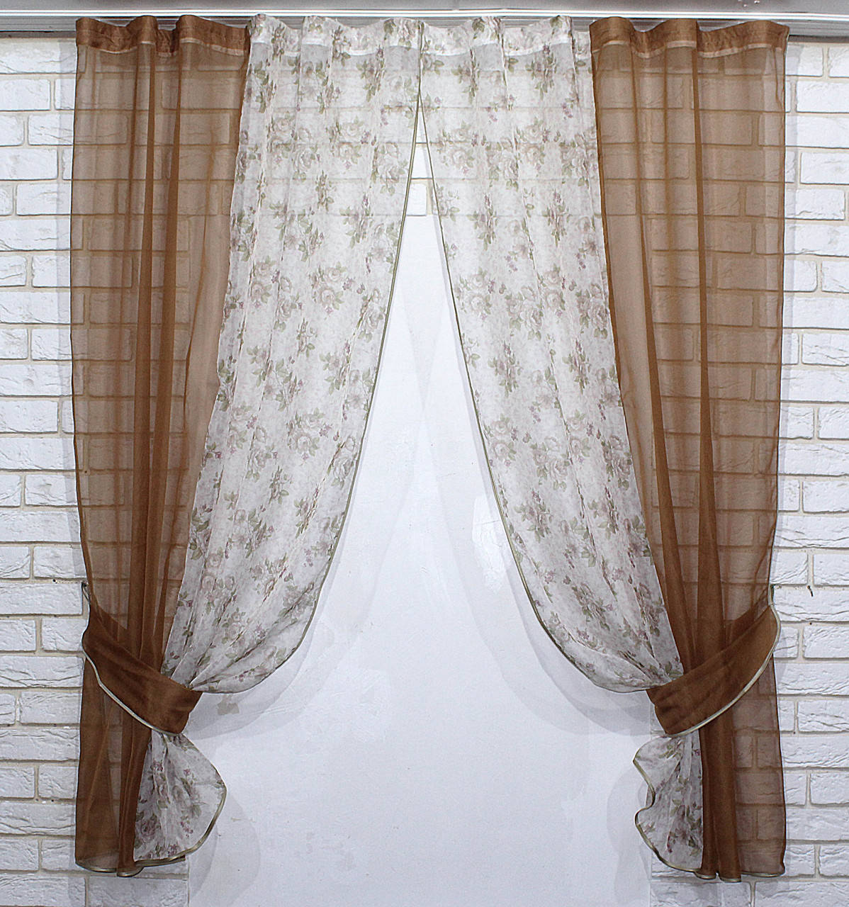 

Кухонные шторки (270х170см.). На карниз 1,5м. Цвет коричневый с белым. Код 083к 50-301