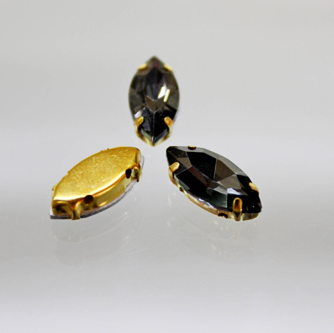 

Cтразы в золотых цапах.Лодочка 7х15мм.Цвет Black Diamond, Белый