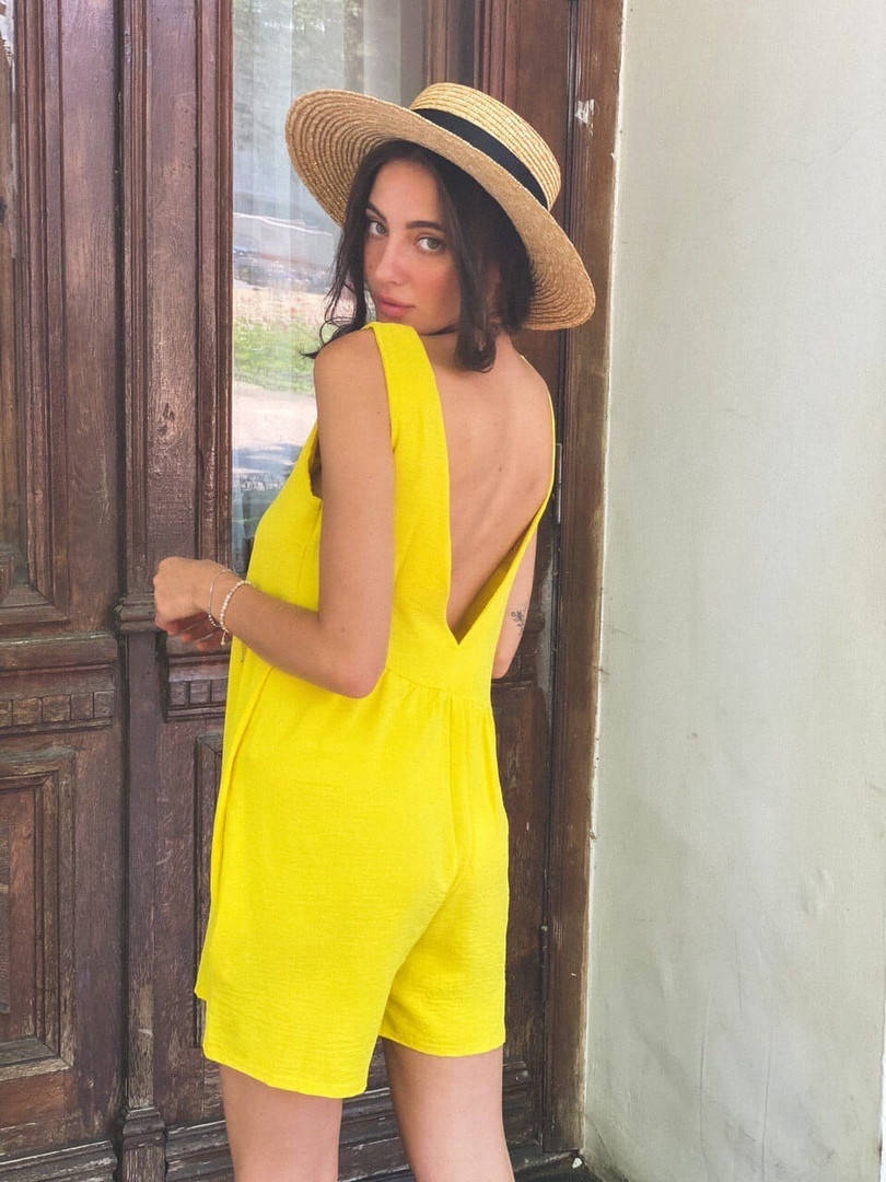 

Женский льняной комбинезон с шортами легкий с открытой спиной однотонный в размерах 42-44, 46-48, Разные цвета