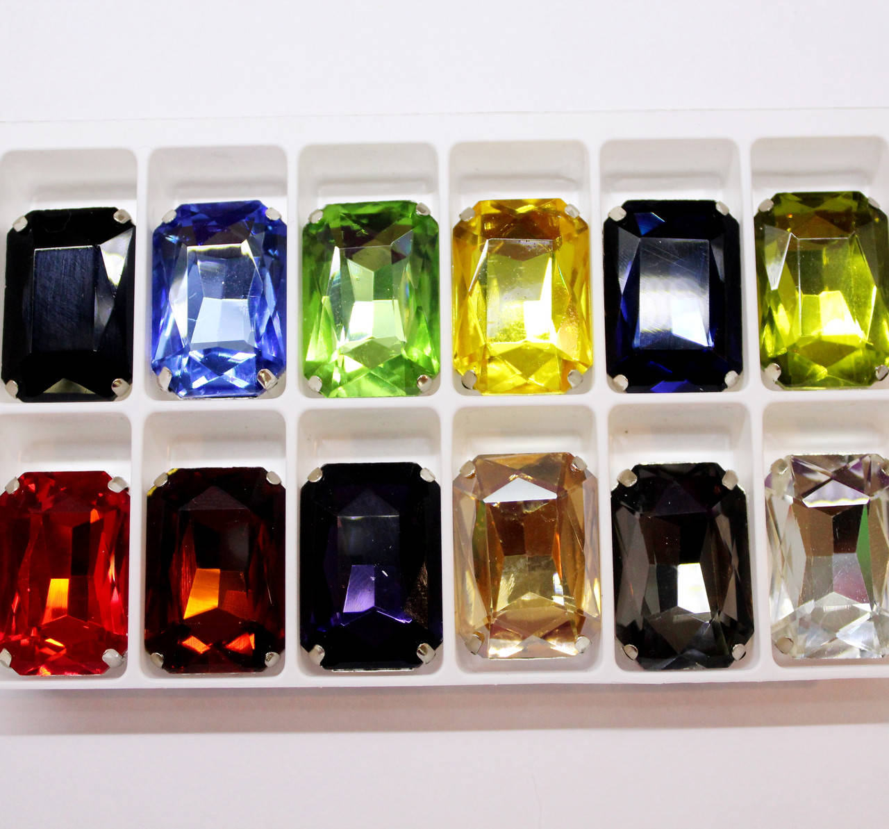 

Cтразы в цапах.Прямоугольник.Размер 18х27.Цвет( на выбор)