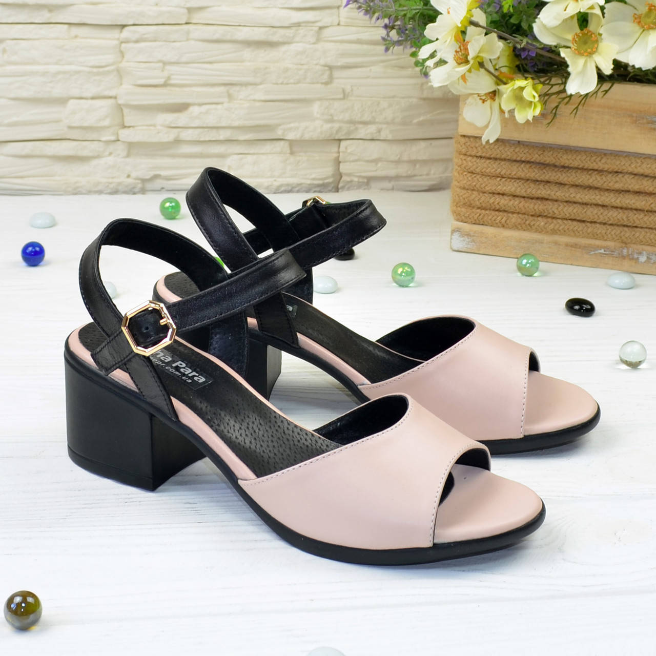 

Босоножки кожаные женские на устойчивом каблуке, цвет пудра/черный