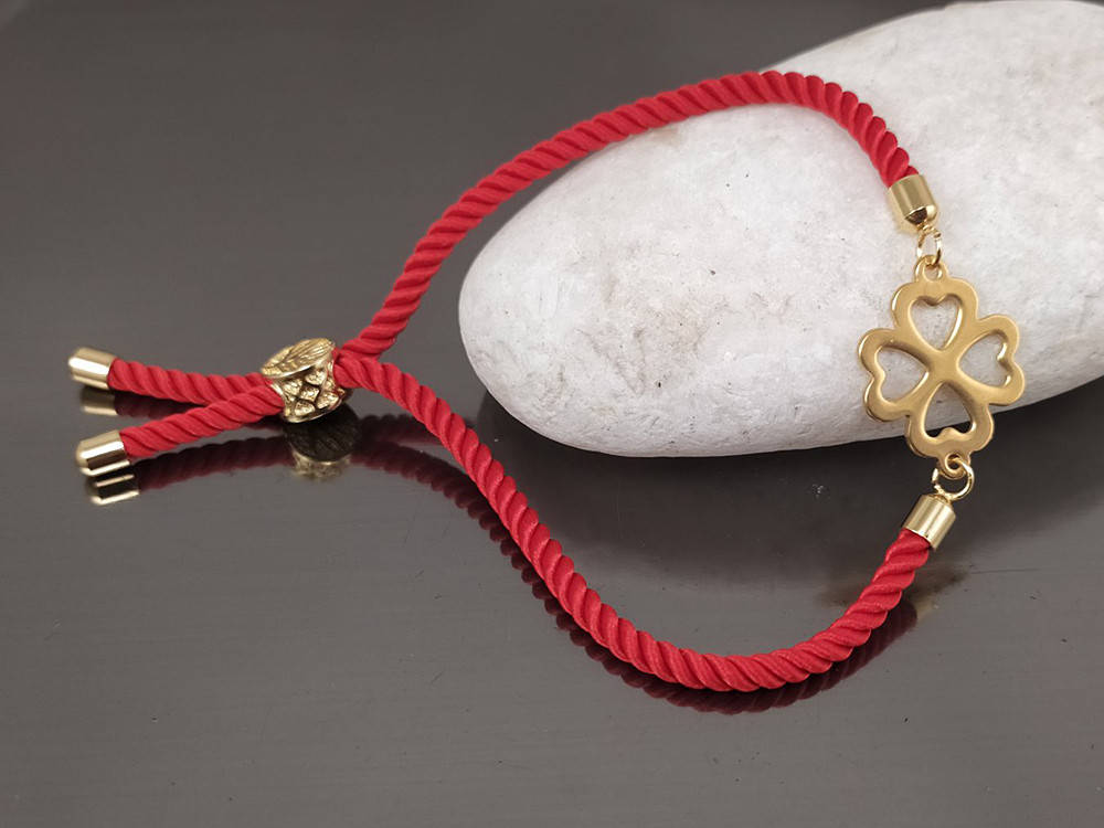 

Браслет Клевер на красном шнурке, цвет золото