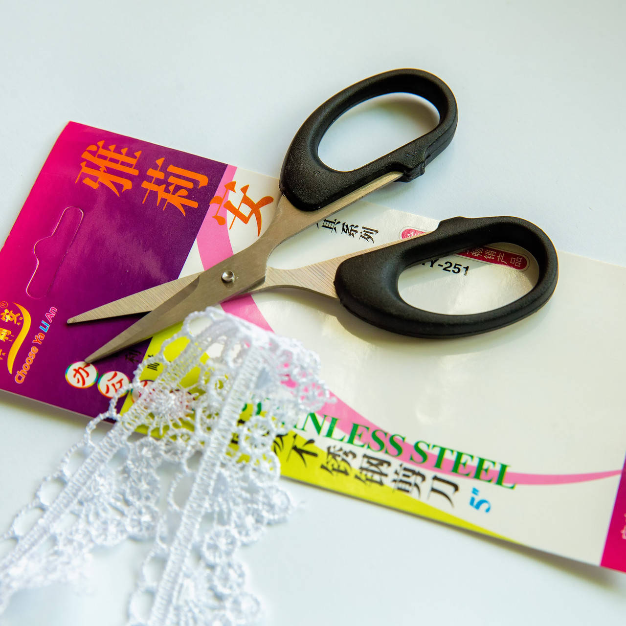 

Ножницы швейные Y-251 / цвет чёрный / длина 12 см ( длина лезвия 3,5 см )