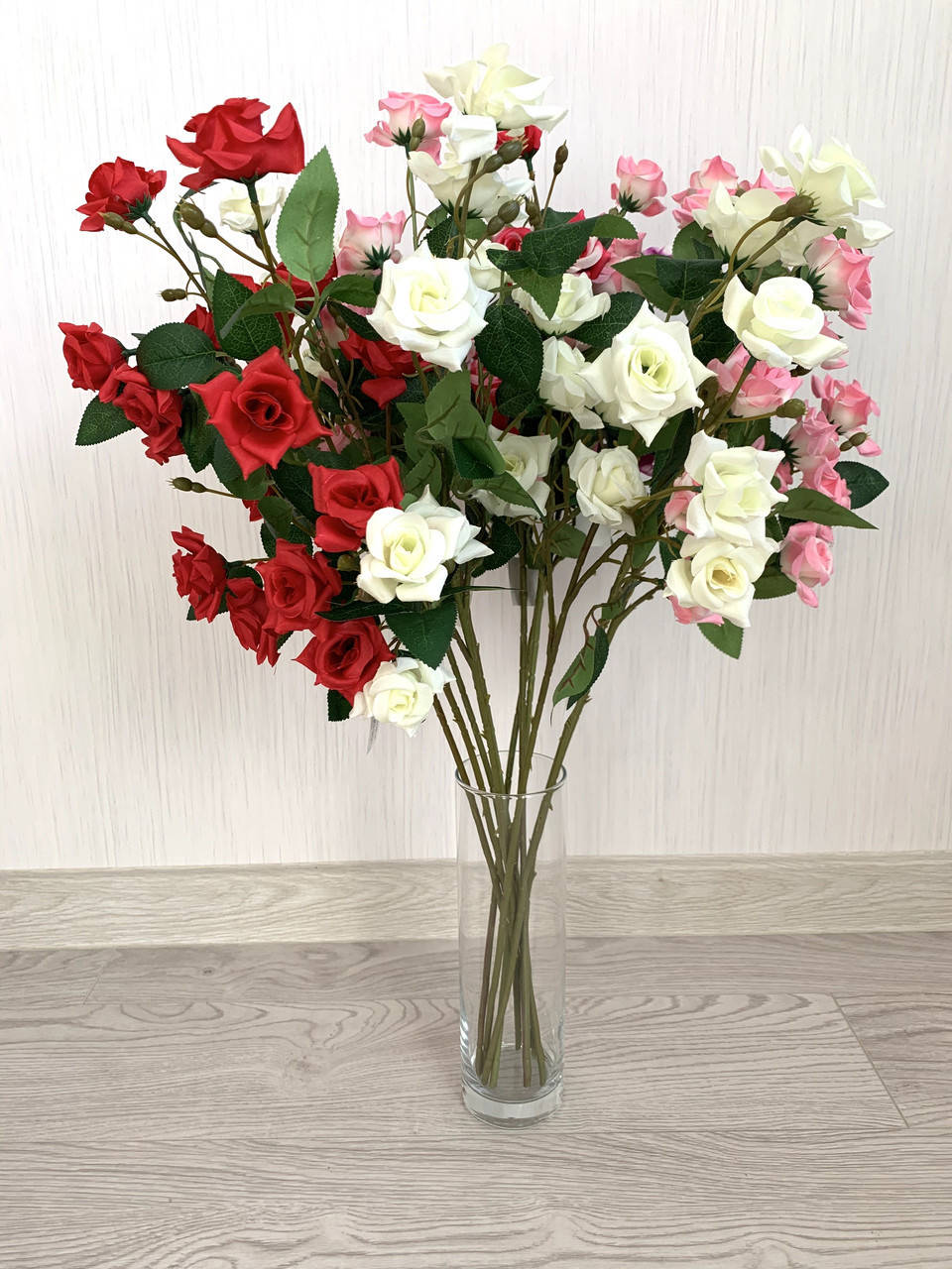 

Искусственная роза.Декоративная ветка розы, имитация живой ( 62 см)