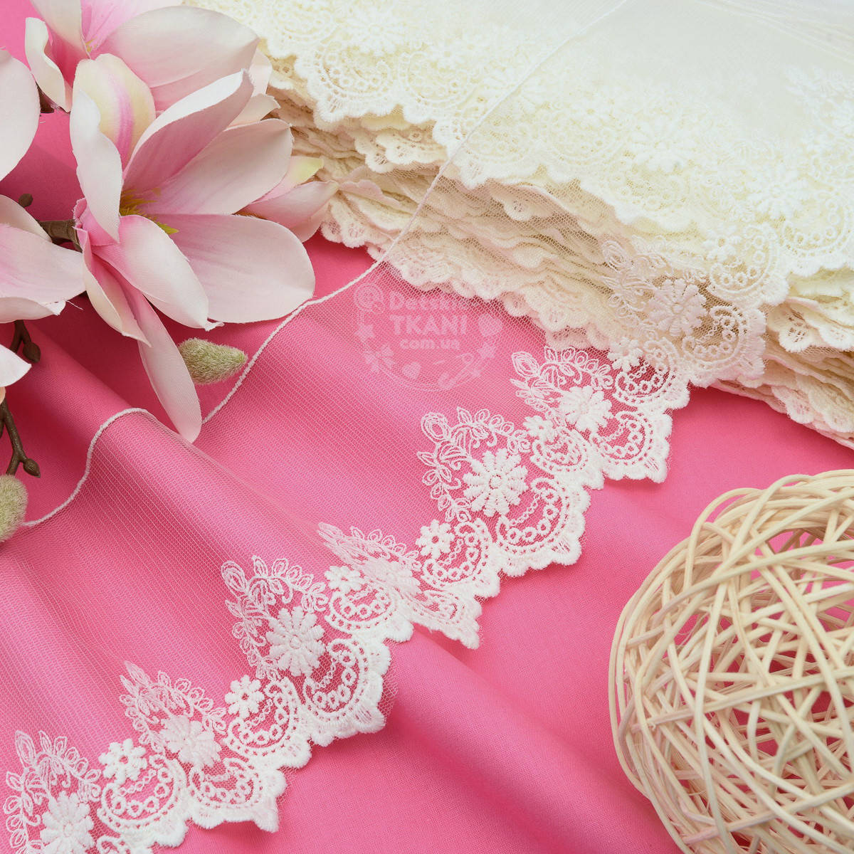 

Кружево с вышивкой хлопком по одному краю, цвет кремовый, ширина 13 см