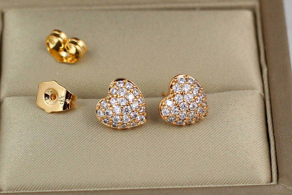 

Серьги гвоздики Xuping Jewelry сердечки из камней 1 см золотистые