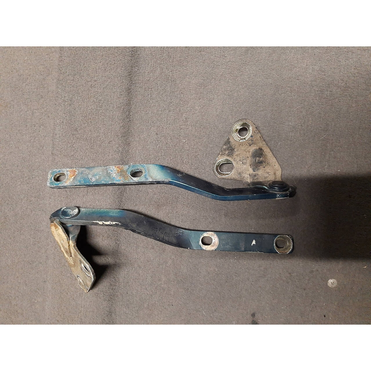 

Петля капота Skoda Octavia Tour