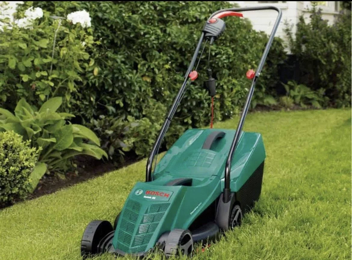 

Газонокосилка электрическая Bosch Rotak 32 (1.2 кВт, 320 мм)