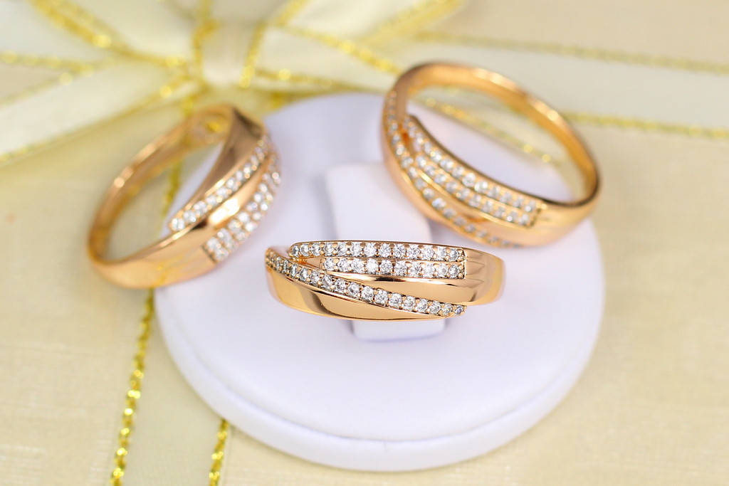 

Кольцо Xuping Jewelry широкое дорожки из камней зигзагом р 16 золотистое