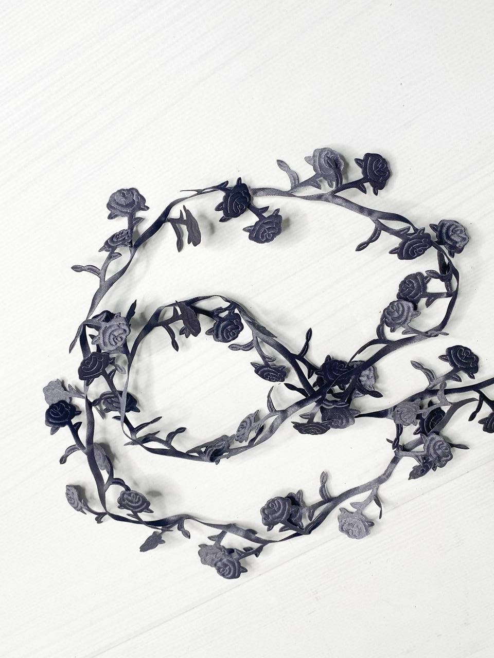 

Декоративная лента с розами мокрый асфальт