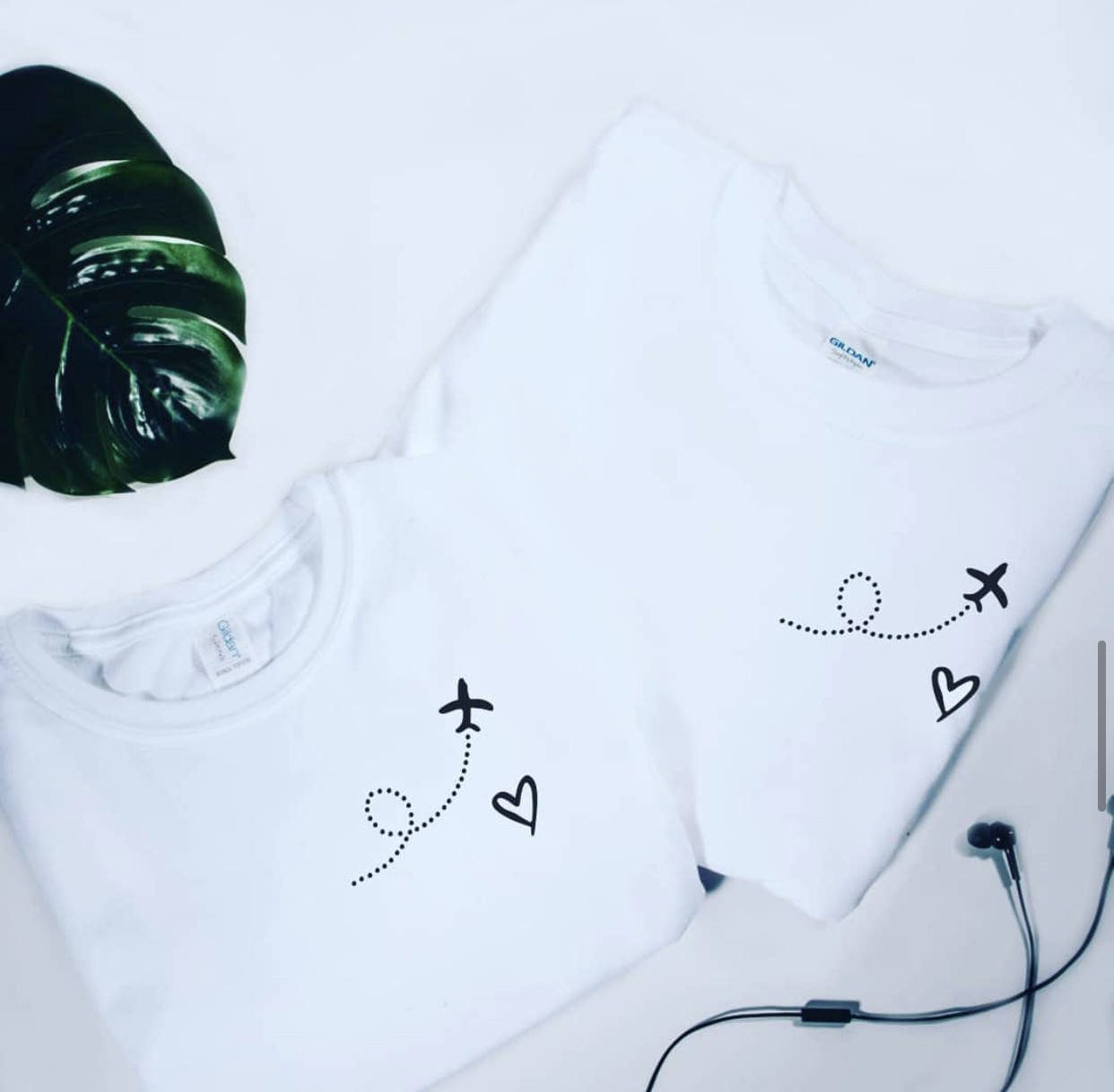 

Парные футболки для парня и девушки c надписью Самолет к сердцу