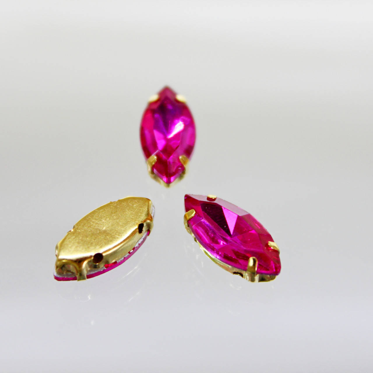

Cтразы в золотых цапах.Лодочка 9х18мм.Цвет Fuchsia, Белый