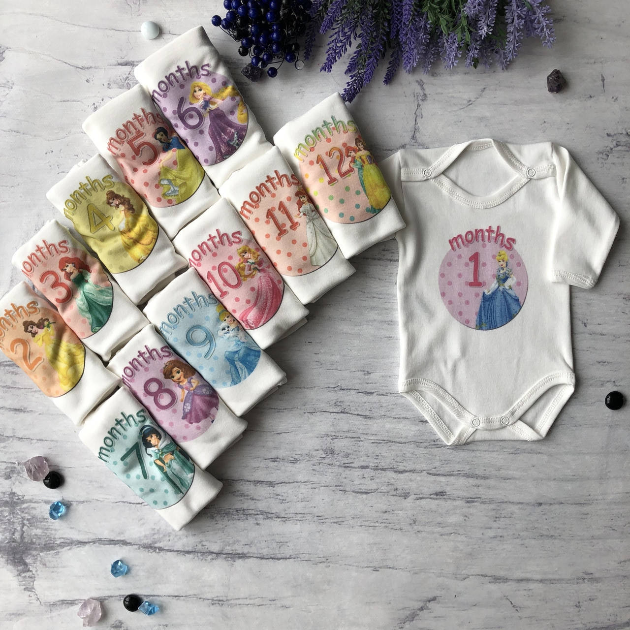 

Бодики с цифрами на каждый месяц до года 4. Размер 6, 7, 9, 10 мес, 11, 12 мес